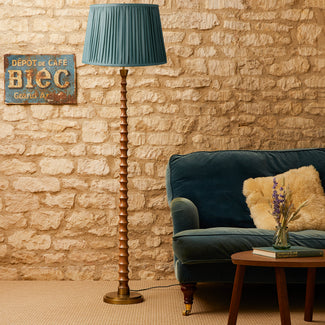 Tinto floor lamp in natural wood and antiqued brass