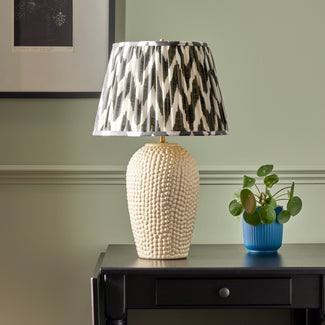 Cowrie table lamp in stone ceramic