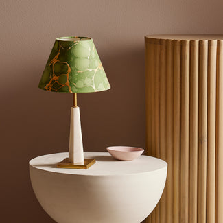 Karnak cordless table lamp in brass and white marble