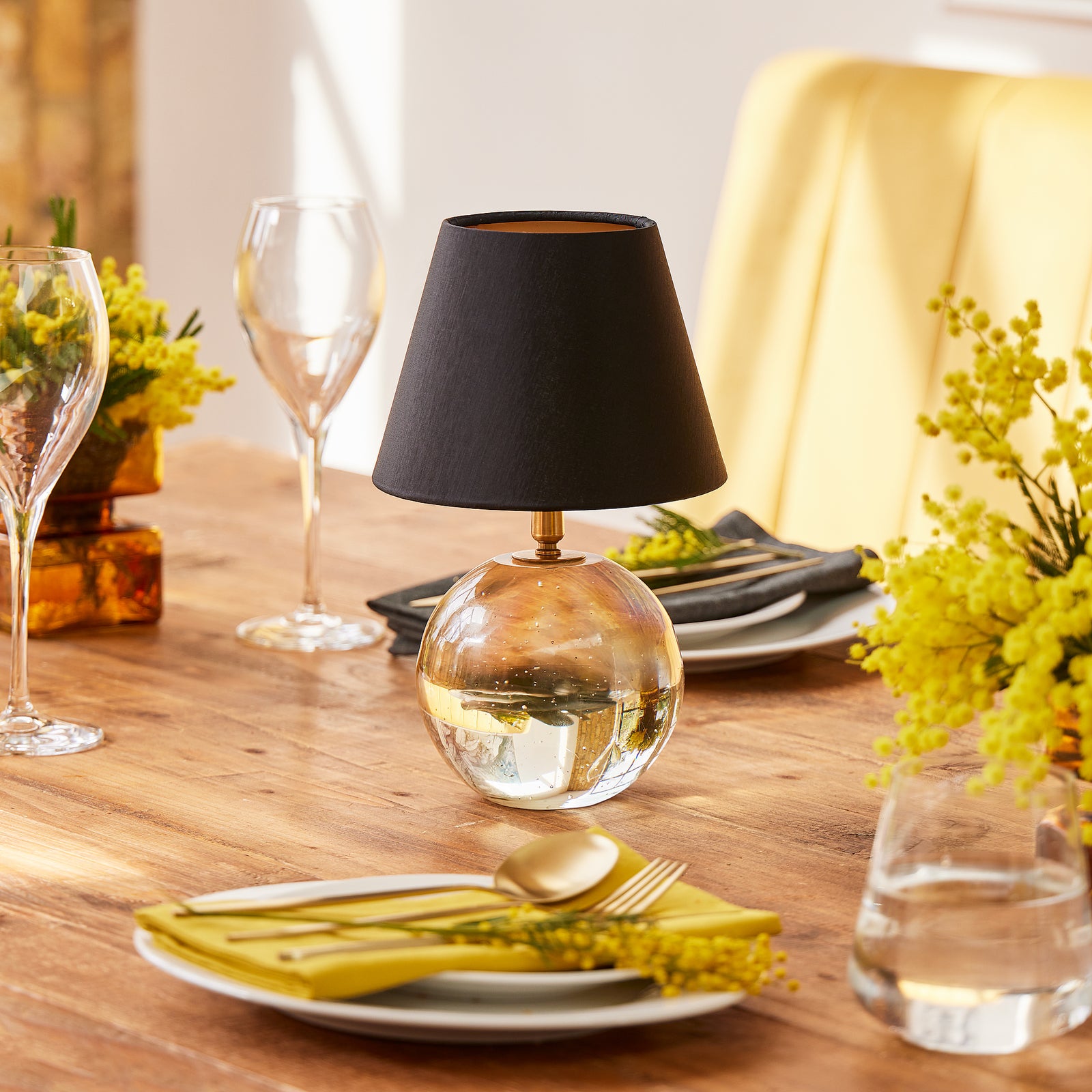 Cordless table lamp in glass finish product image