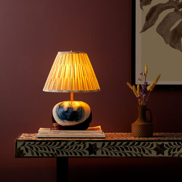 Robyn table lamp in blue and white ceramic