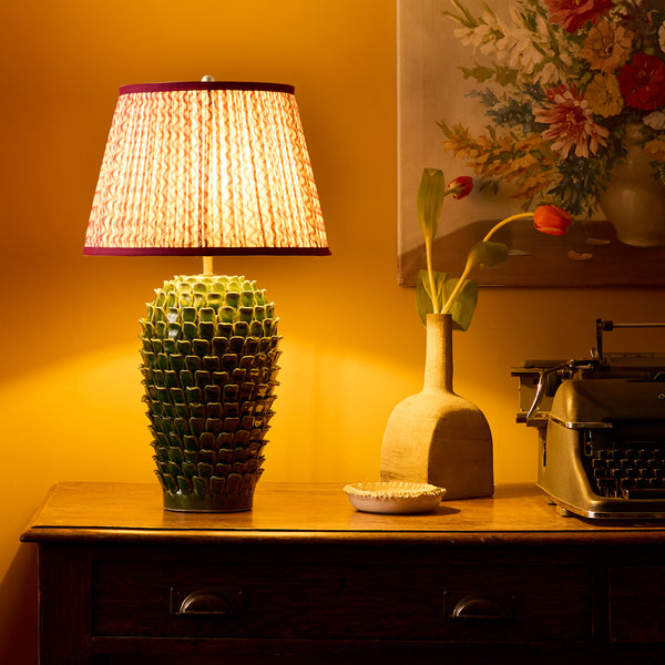 Stucco table lamp in emerald ceramic